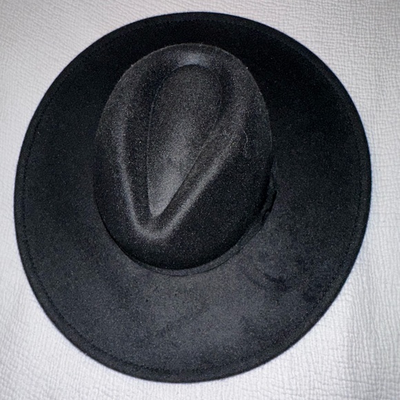 Black Lulus wide brimmed one size fits all hat - Picture 4 of 6